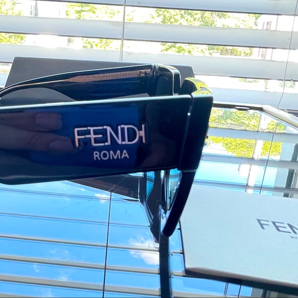 ❌SOLD❌ New Fendi Gradient Sunglasses - Picture 5 of 10